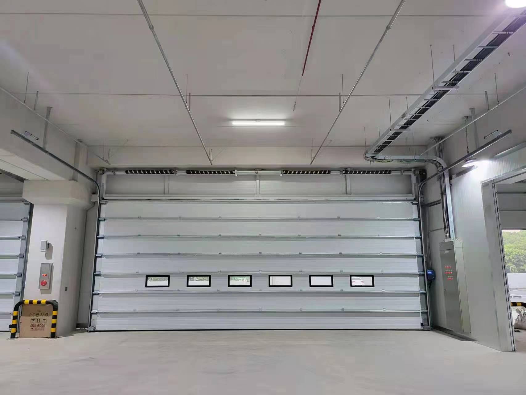 एक अनुभागीय दरवाज़ा केवल पहुँच समस्याओं से अधिक का समाधान क्यों कर सकता है?