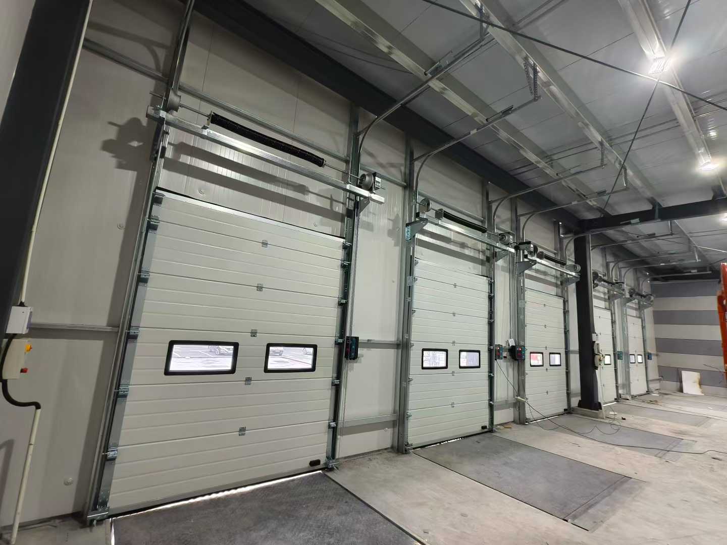 गोदाम परियोजनाओं के लिए औद्योगिक अनुभागीय दरवाजे और डॉक लेवलर्स शिपमेंट